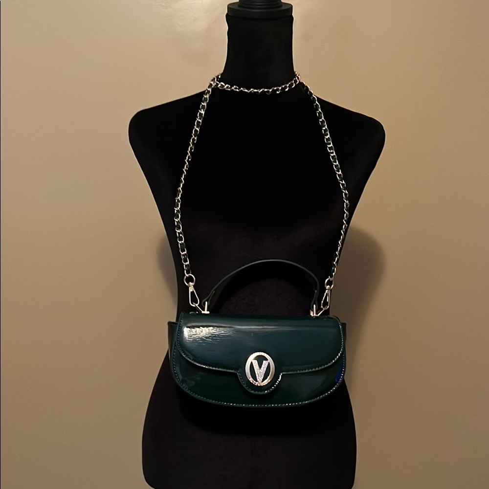 Chic Green Crossbody Bag with Chain Accent